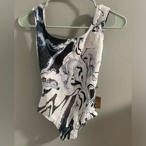 NWT Luckyleo black marble pattern size M